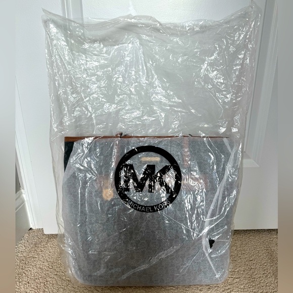 Michael Kors Large Black Kempton Nylon Tote - Picture 4 of 16